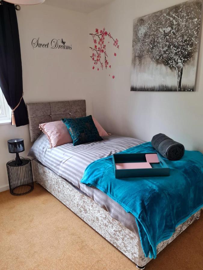 Emerald Blossom-Central Warrington, Luxurious Yet Homely, Wifi, Secure Parking Kültér fotó