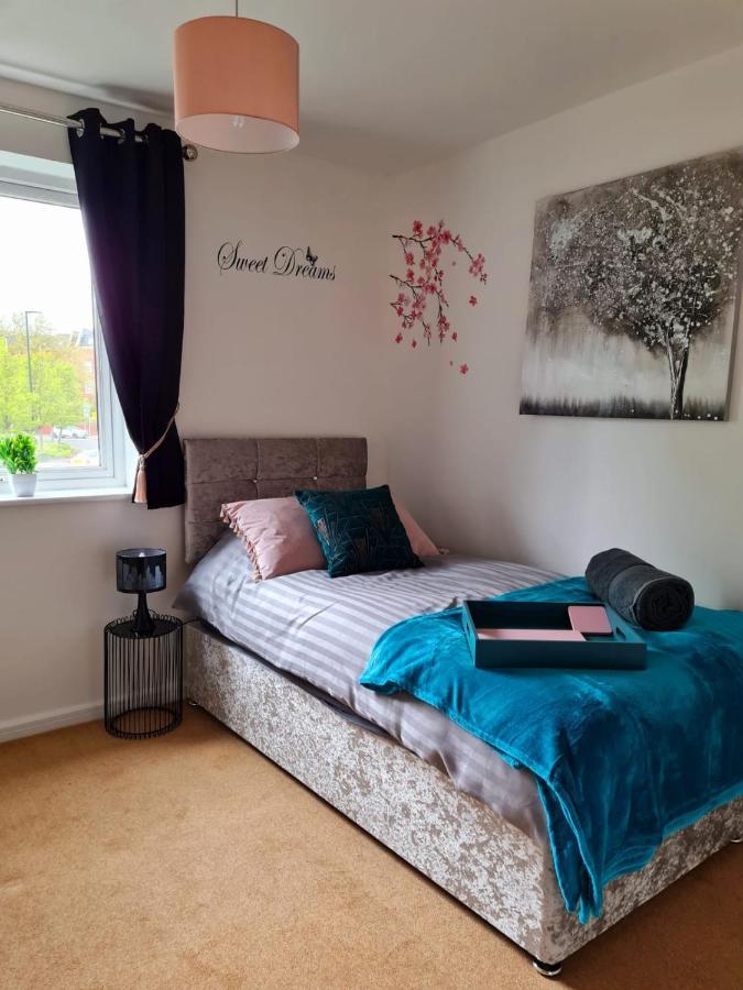 Emerald Blossom-Central Warrington, Luxurious Yet Homely, Wifi, Secure Parking Kültér fotó